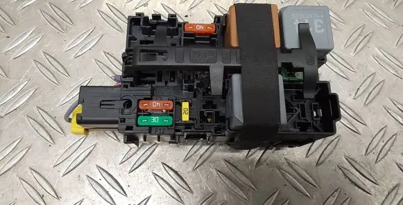 Citroen C4 III e-C4 Fuse module 9806192580