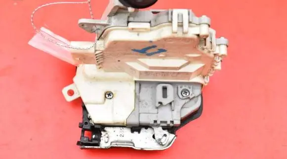 Audi Q7 4L Rear door lock 8K0839015D