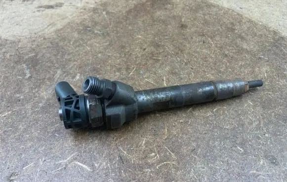 BMW 5 F10 F11 Fuel injector 7810702 13537810702