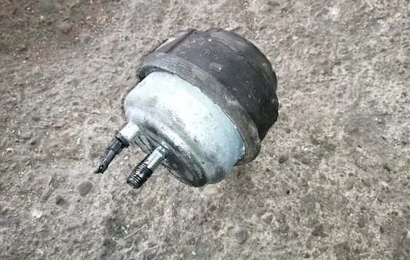 Volvo V70 Engine mount bracket