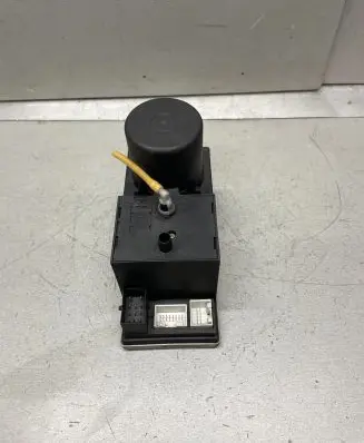 Audi A3 S3 8L Central locking vacuum pump 8L0862257E
