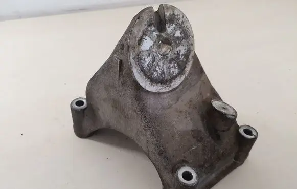 Volkswagen Touareg I Engine mounting bracket 07Z199308B
