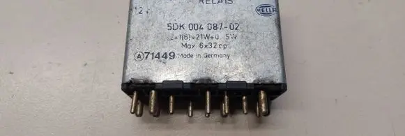 Mercedes-Benz E W124 Tow bar relay 5DK004087