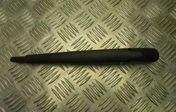 Rear wiper blade arm