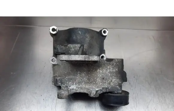 KIA Carens I Engine mounting bracket
