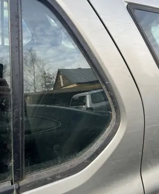 Opel Frontera B Rear vent window glass 