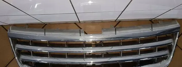Volkswagen Touareg I Front bumper upper radiator grill