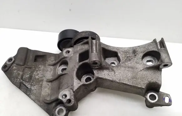 Nissan Qashqai Generator/alternator bracket 