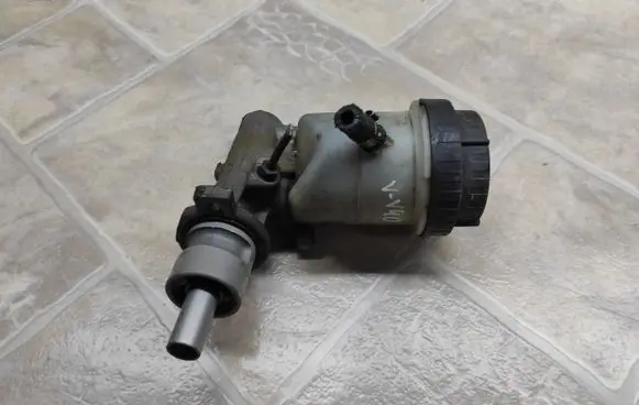Volvo S40, V40 Master brake cylinder L481373