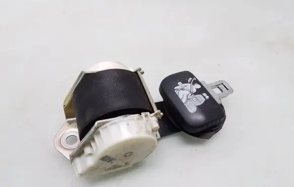 Volkswagen Touran I Third row seat belt 33029133