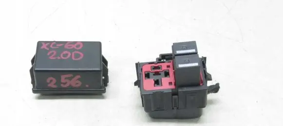 Volvo XC60 Relay mounting block 