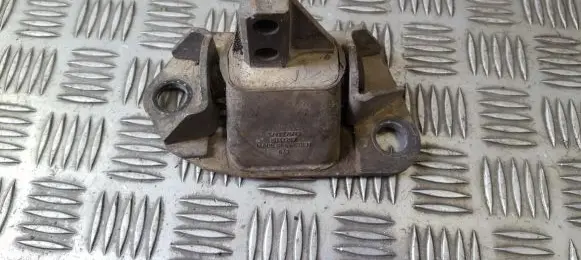 Volvo 850 Engine mount bracket 9141257
