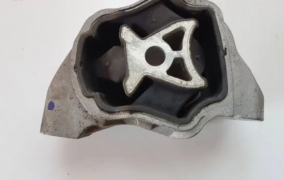 Volvo S60 Engine mount bracket 31330138 9487475