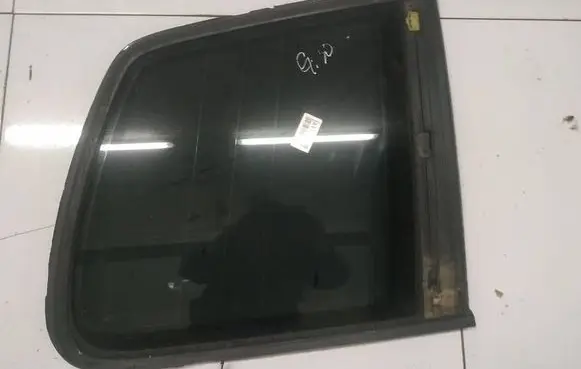 Volkswagen Touran I Rear side window AS2