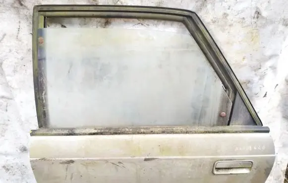 Mazda 626 Rear door sidabrines