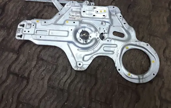 KIA Cerato Front window lifting mechanism without motor 824702F020