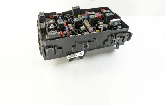 Chrysler Pacifica Fuse module 68233193AD HR576924 5749360