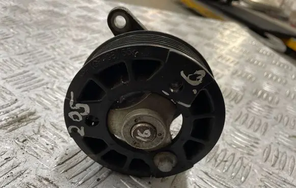 Mercedes-Benz C W205 Water pump 210511238R