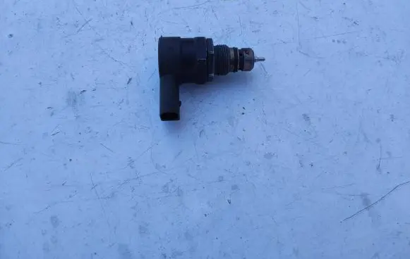 BMW 1 E81 E87 Fuel pressure sensor 0281002481 20126119