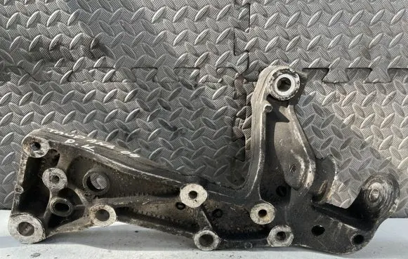 Volkswagen Touran I Engine mounting bracket 1K0199296E