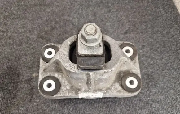 Land Rover Discovery 5 Engine mount bracket