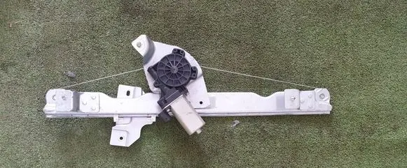 Dacia Sandero Front door electric window regulator 8200733828E