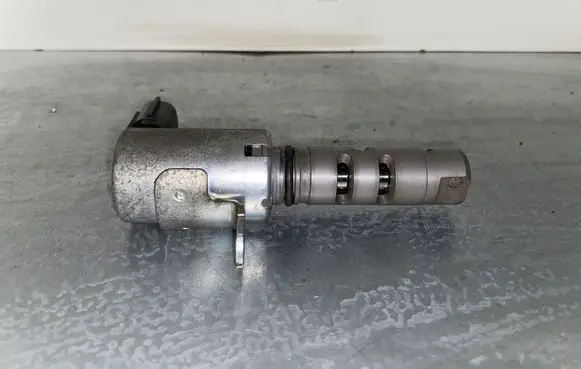 Lexus RX 450H Valve oil control 331030