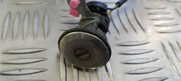 Nissan Primera Front door lock (next to the handle) 