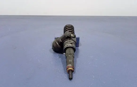 Volkswagen PASSAT B6 Fuel injector 038130073BQ