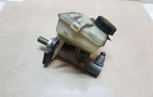 Volvo S60 Brake fluid reservoir 