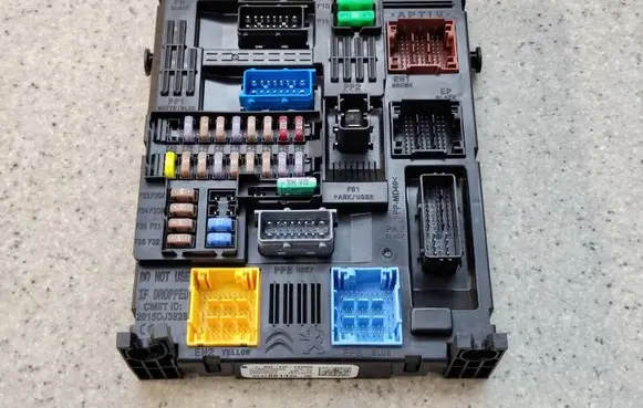 Citroen C5 Aircross Fuse module 983288138056 9832881380
