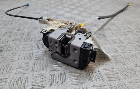 Mercedes-Benz Sprinter W906 Front door lock A9067201835