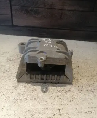 Audi A3 S3 8P Engine mount bracket