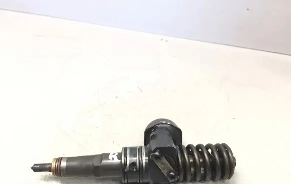 Volkswagen PASSAT B5.5 Fuel injector 038130073AJ