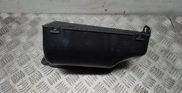 Porsche Macan (95B) Air intake duct part 8K1819904