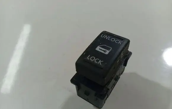 Nissan Note (E11) Central locking switch button 252109U00A