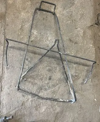 Renault Kangoo I Spare wheel mounting bracket 