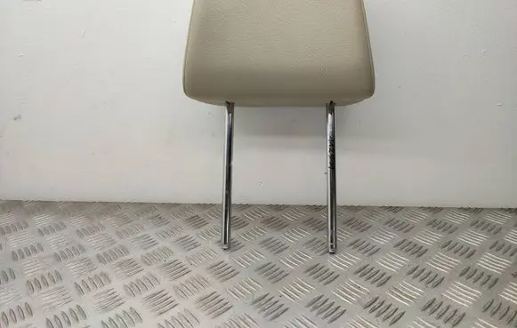 Volkswagen Touareg II Front seat headrest