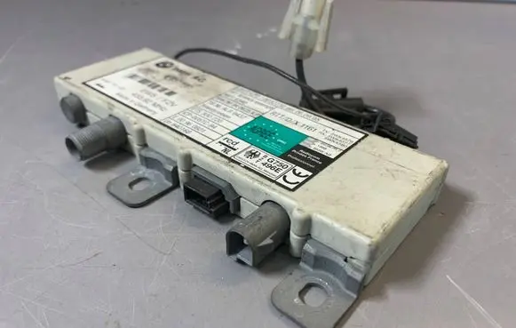 BMW 5 E39 Antenna control unit 8380685 65258380685