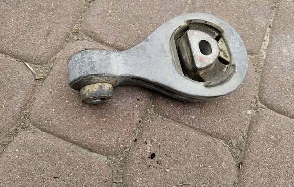 Opel Vivaro Gearbox mounting bracket 