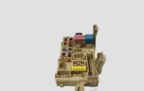 Toyota Avensis T250 Fuse module 8264105020 07101623293501
