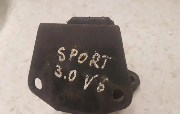 Mitsubishi Pajero Sport I Engine mount bracket MR210867