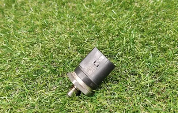 BMW 3 F30 F35 F31 Fuel pressure sensor 7620946 762094601