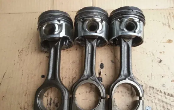 Ford Focus Piston with connecting rod 