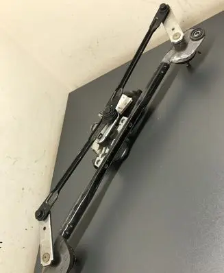 Hyundai Santa Fe Front wiper linkage and motor
