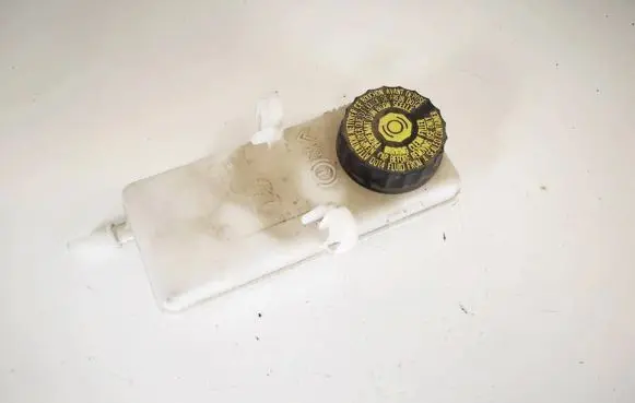 Brake fluid reservoir