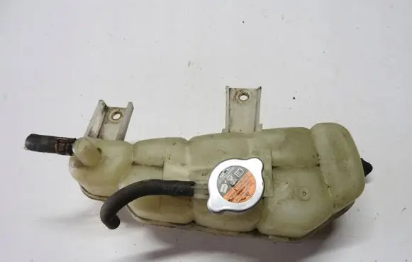 Nissan Note (E12) Coolant expansion tank/reservoir 8200973738