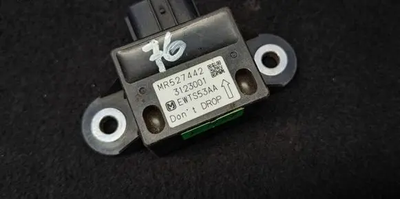 Mitsubishi Pajero Airbag deployment crash/impact sensor MR527442