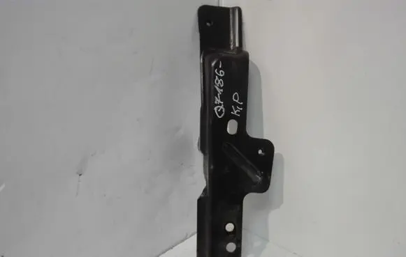 Audi Q7 4L Fender mounting bracket 4L0805697