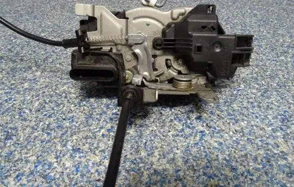 Volvo XC90 Front door lock 31349890